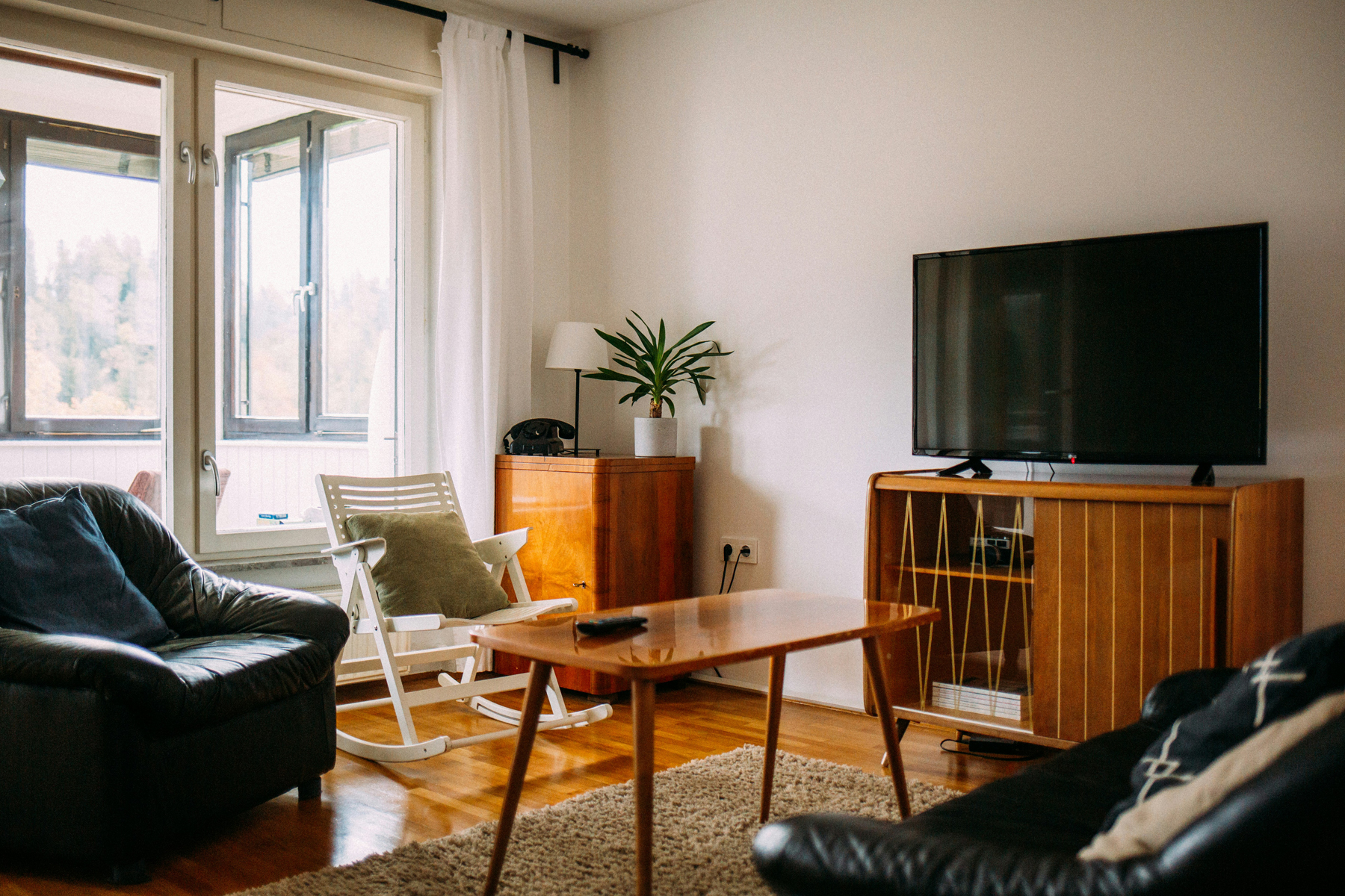 Ausgeschalteter Fernseher im Wohnzimmer
