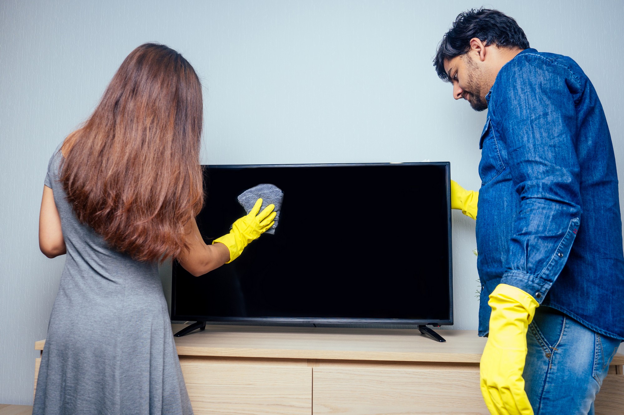 Nahaufnahme eines Fernsehbildschirms mit kaum sichtbaren Reinigungsfehlern
