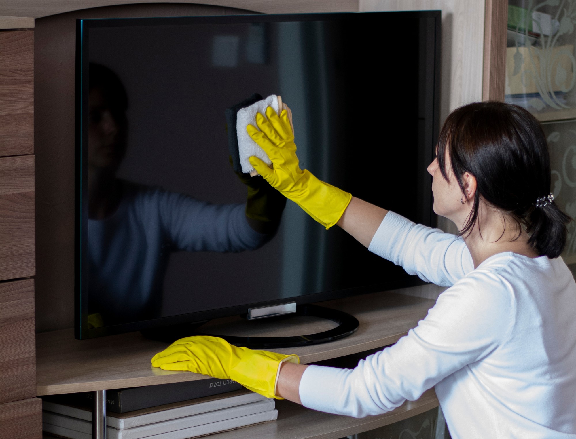 Fernsehbildschirm mit mehr Schlieren nach der Reinigung