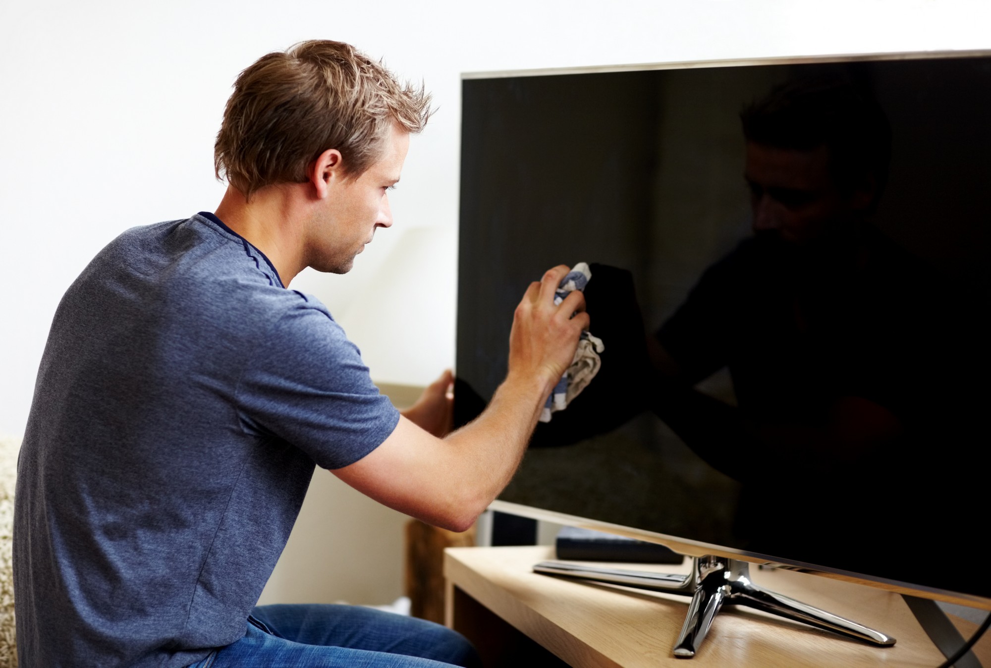 Sauberer streifenfreier Fernsehbildschirm im Wohnzimmer