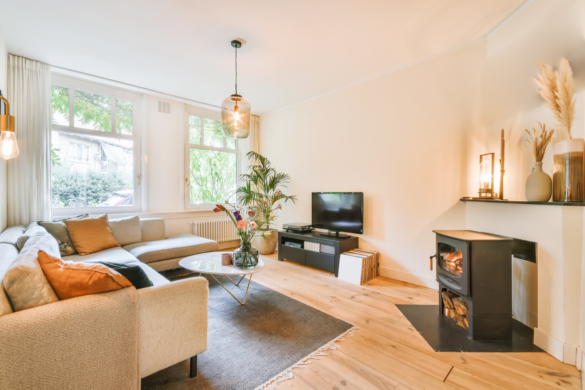Fernseher in einem warmen Wohnzimmer im Winter